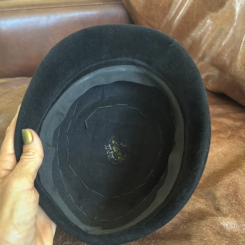 Vintage Elegant Black Velvet Hat with Beaded Details leaves wool
